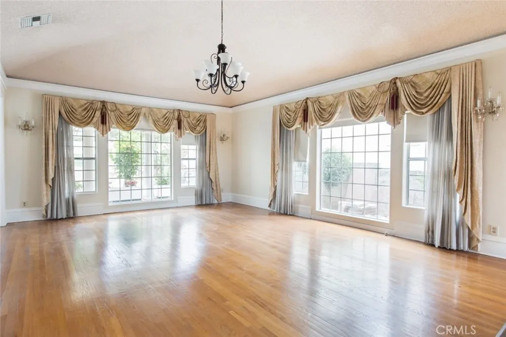 314 W Kenneth Road Glendale, CA 91202