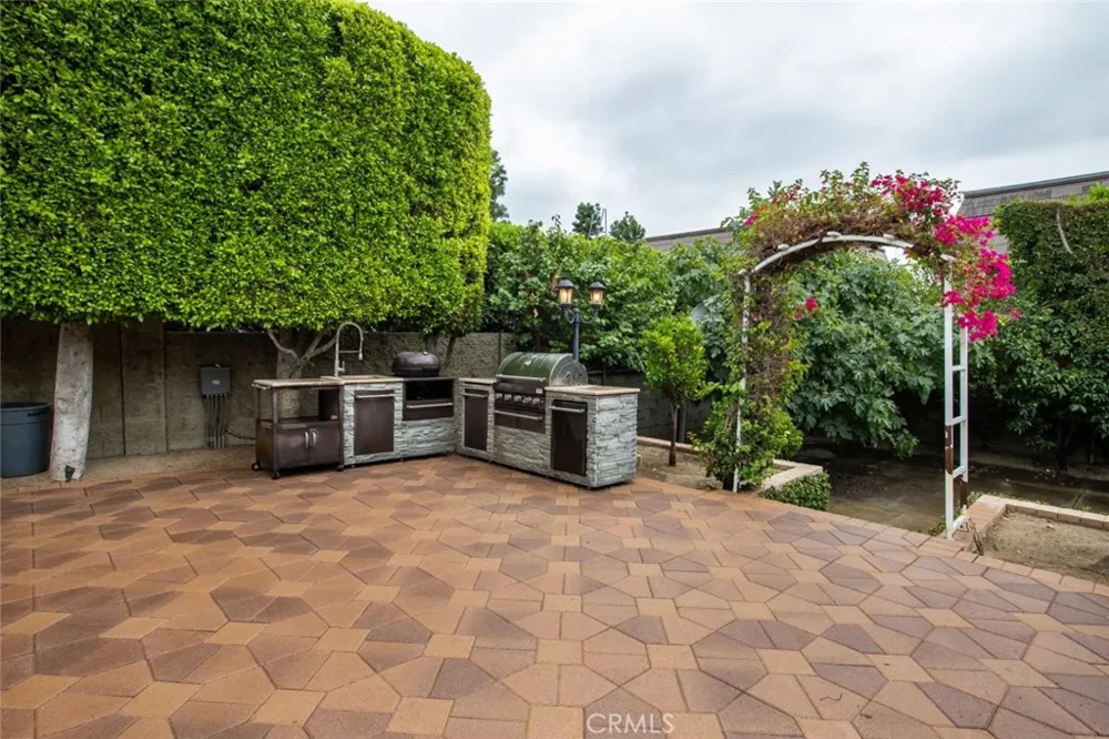 314 W Kenneth Road Glendale, CA 91202