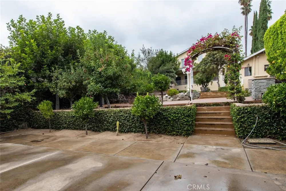 314 W Kenneth Road Glendale, CA 91202