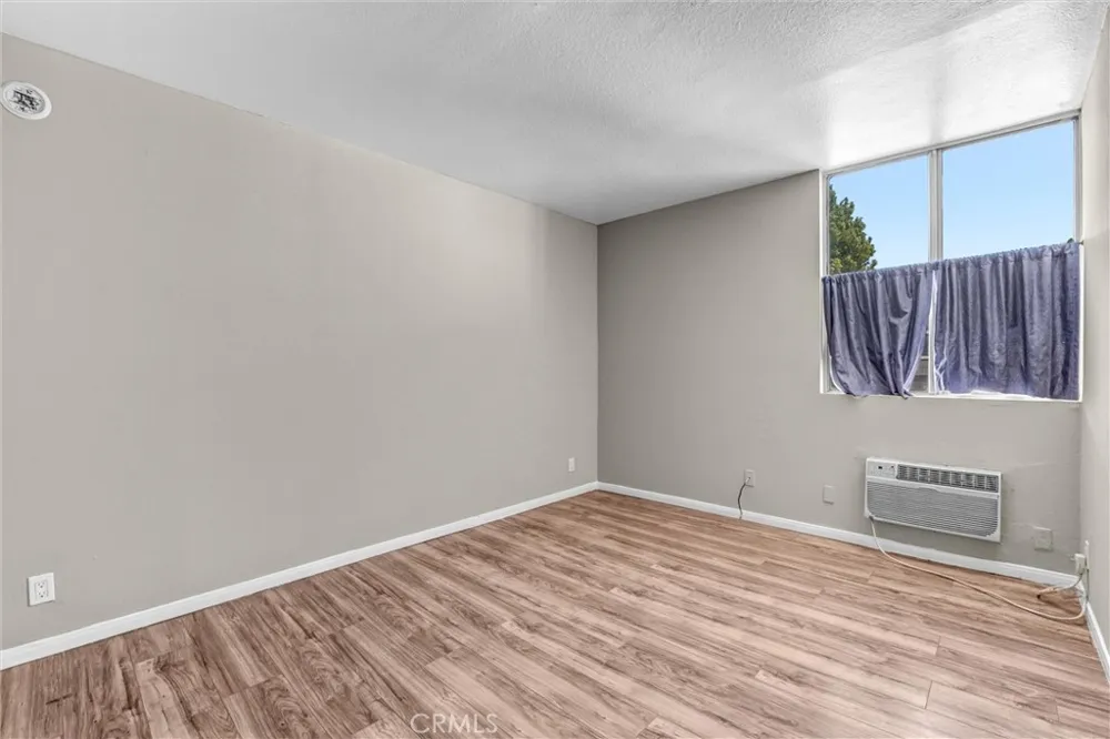 18620 Hatteras #246 Tarzana, CA 91356