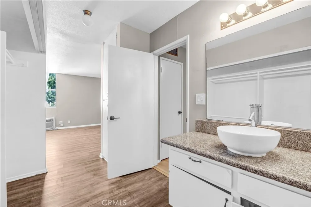 18620 Hatteras #246 Tarzana, CA 91356