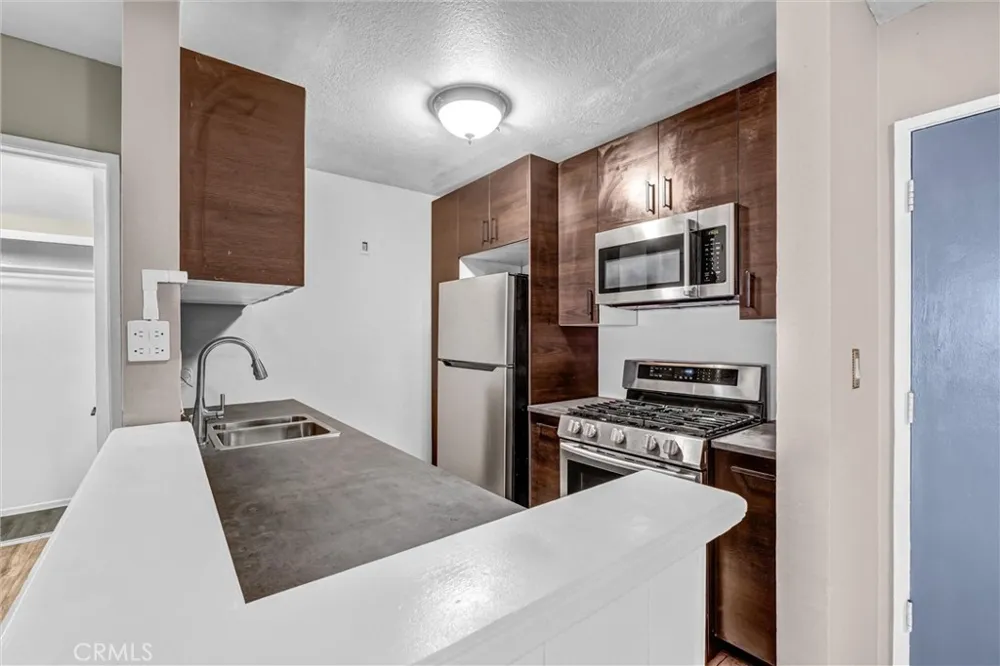 18620 Hatteras #246 Tarzana, CA 91356