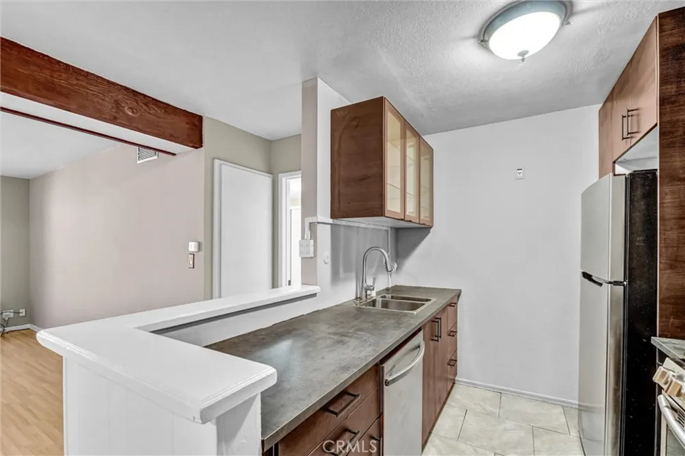 18620 Hatteras #246 Tarzana, CA 91356