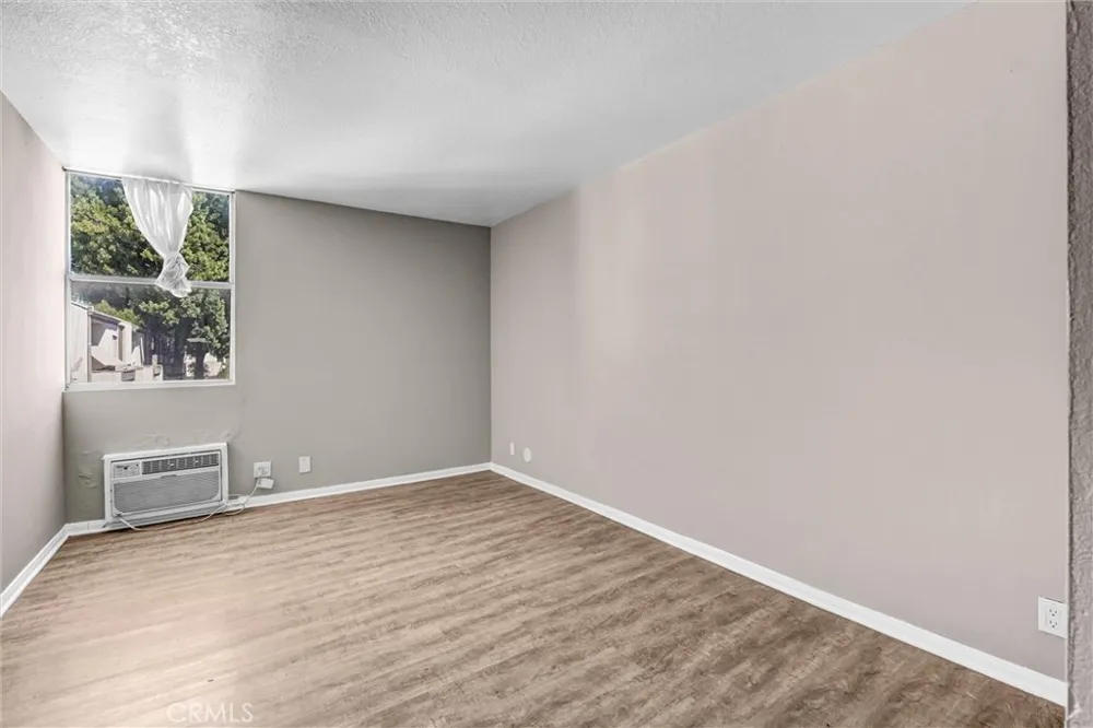 18620 Hatteras #246 Tarzana, CA 91356