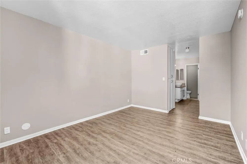 18620 Hatteras #246 Tarzana, CA 91356