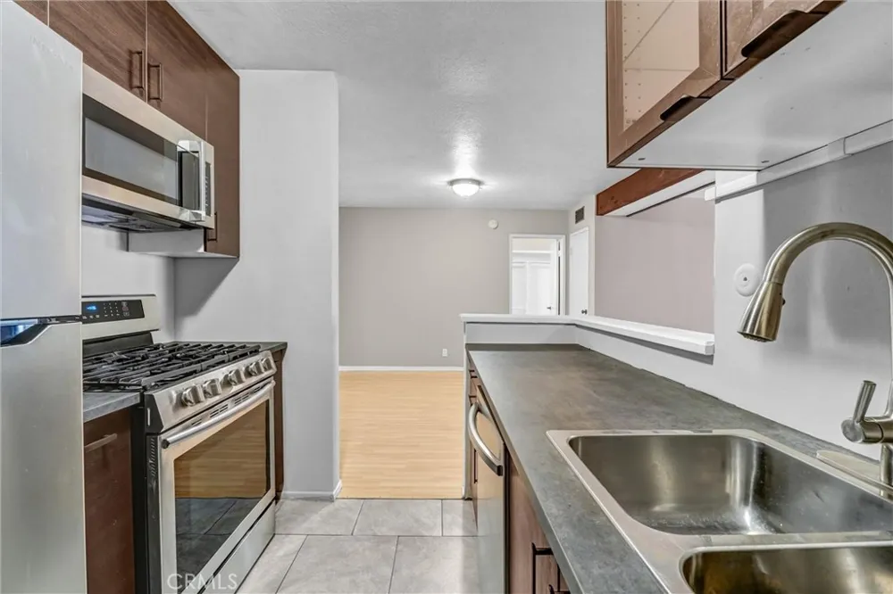 18620 Hatteras #246 Tarzana, CA 91356