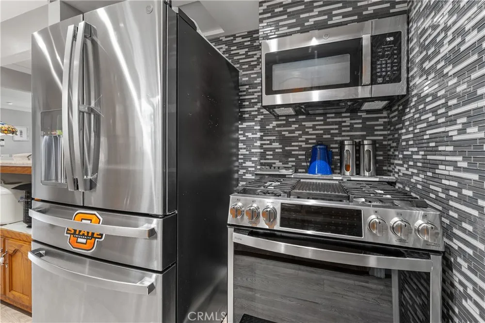 10739 Helendale Tujunga, CA 91042