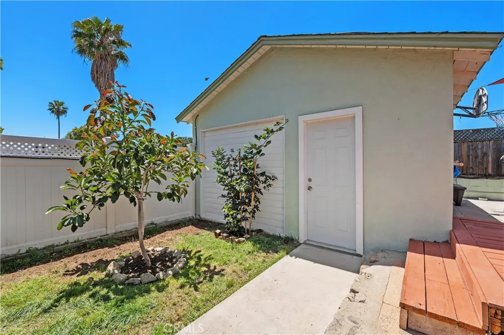 10739 Helendale Tujunga, CA 91042