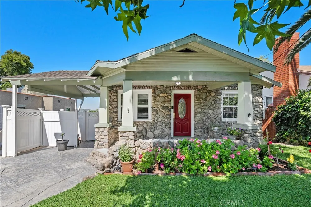 10739 Helendale Tujunga, CA 91042