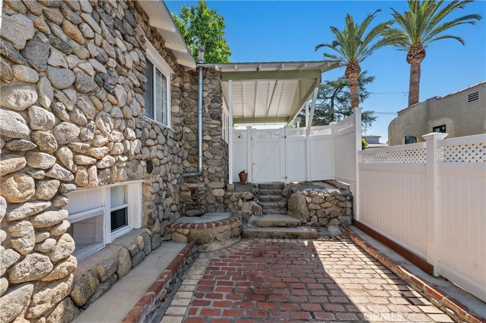 10739 Helendale Tujunga, CA 91042