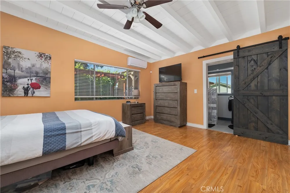 10739 Helendale Tujunga, CA 91042