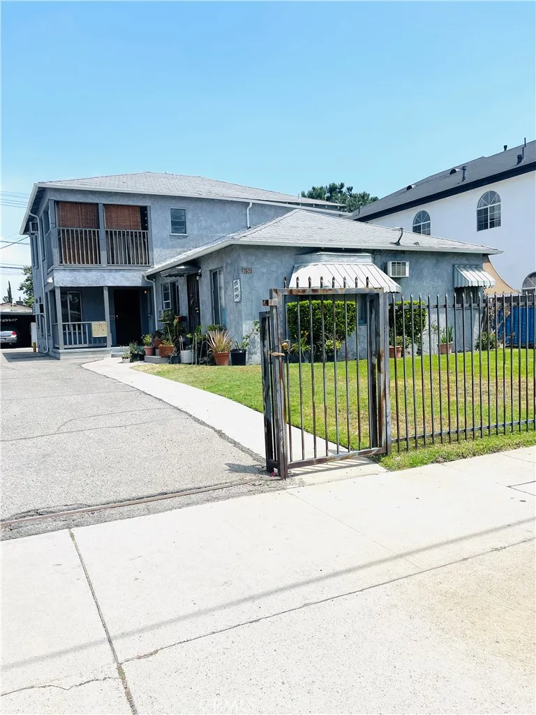 5754 Vineland Avenue North Hollywood, CA 91601