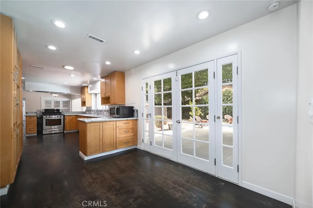 14151 Chandler Sherman Oaks, CA 91401