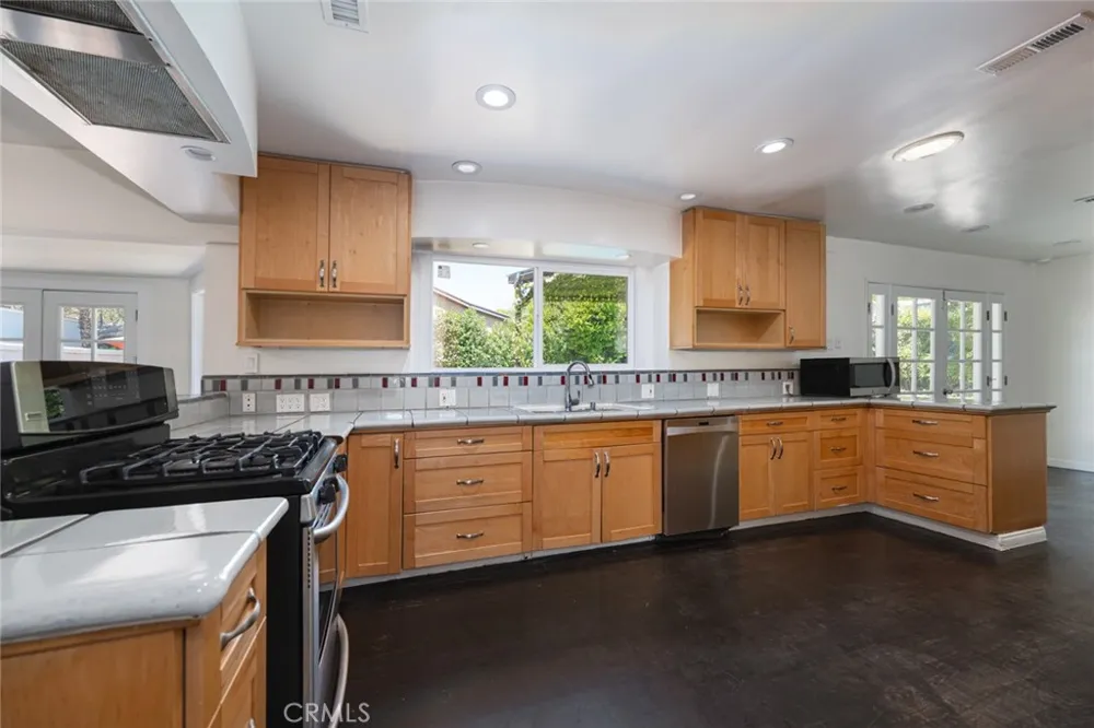 14151 Chandler Sherman Oaks, CA 91401