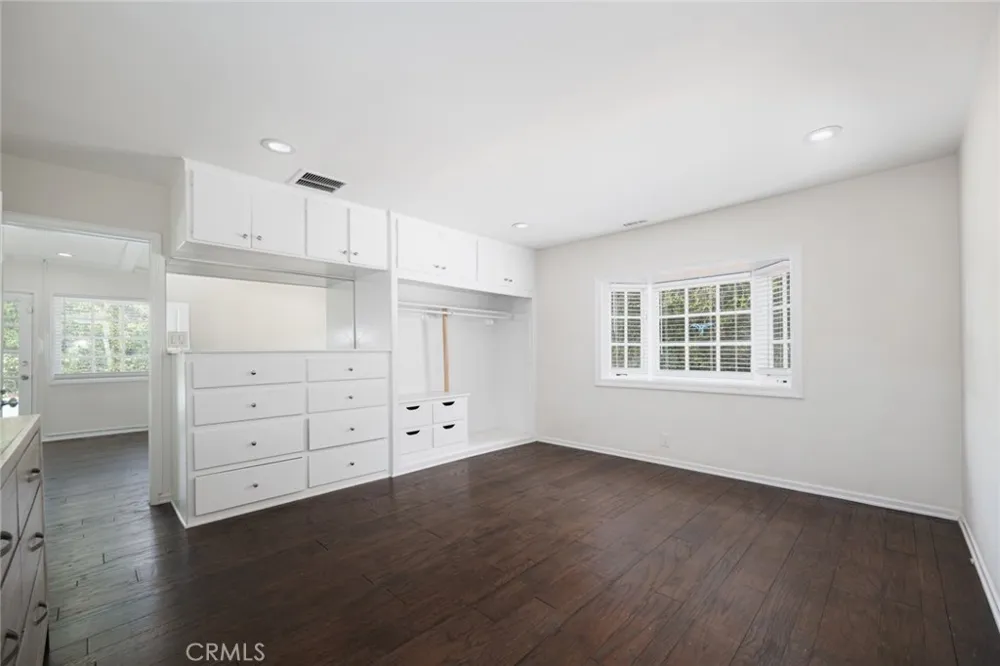 14151 Chandler Sherman Oaks, CA 91401