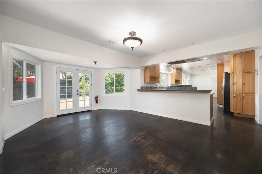 14151 Chandler Sherman Oaks, CA 91401
