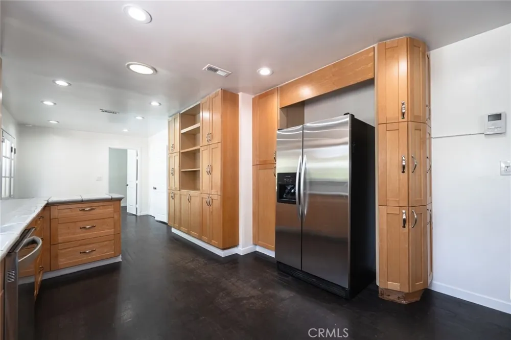 14151 Chandler Sherman Oaks, CA 91401