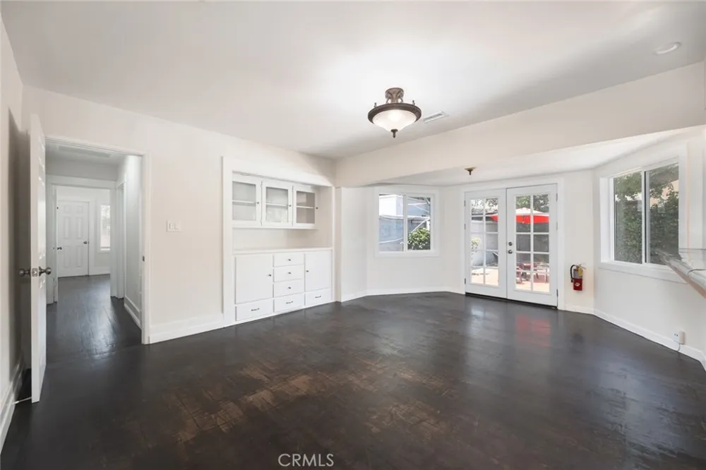 14151 Chandler Sherman Oaks, CA 91401