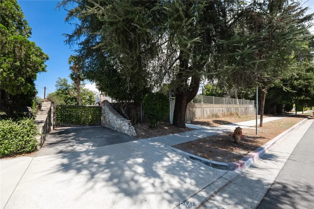 14151 Chandler Sherman Oaks, CA 91401