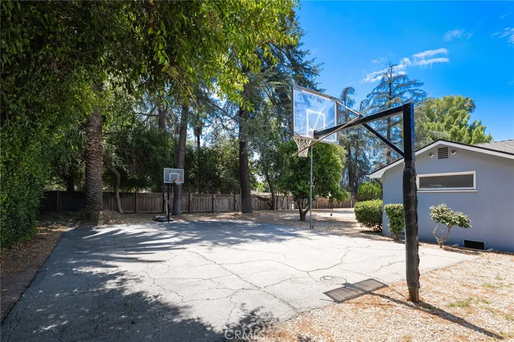 14151 Chandler Sherman Oaks, CA 91401