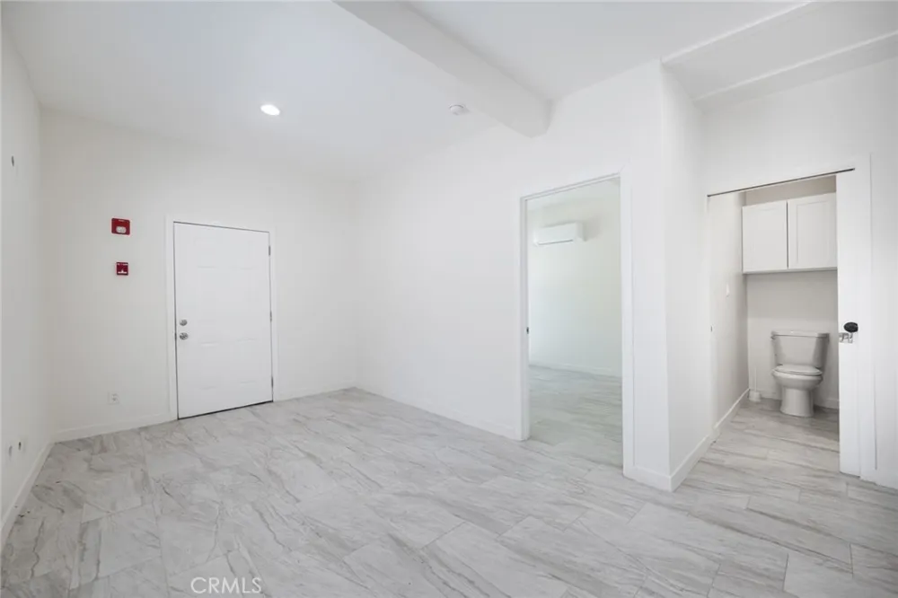 14151 Chandler Sherman Oaks, CA 91401