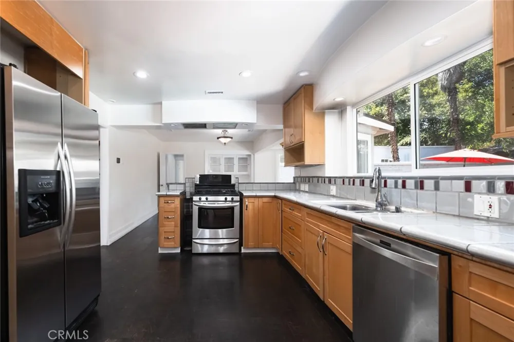 14151 Chandler Sherman Oaks, CA 91401