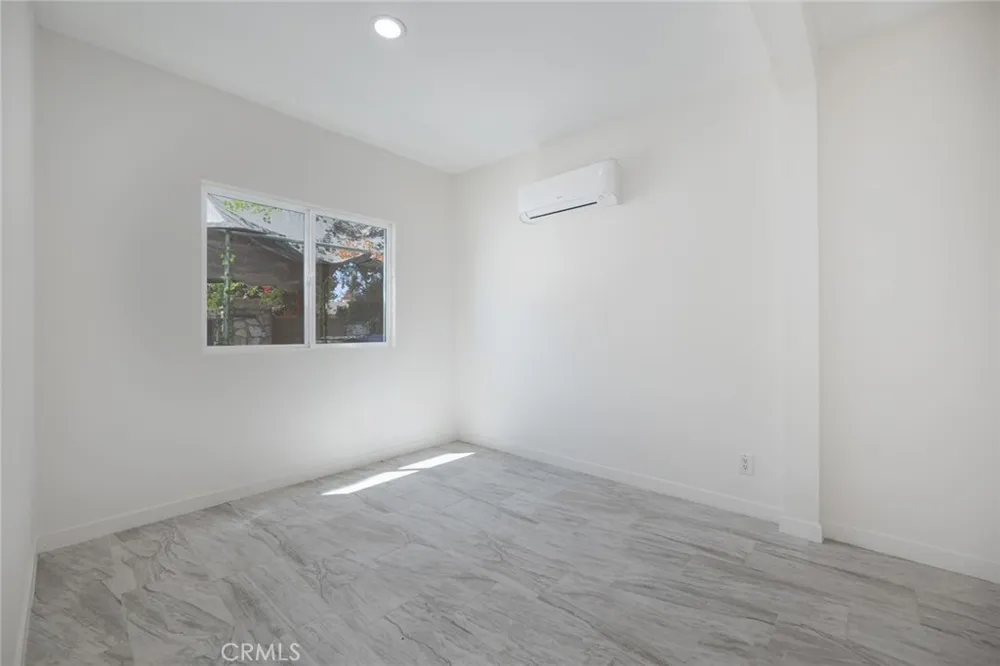 14151 Chandler Sherman Oaks, CA 91401