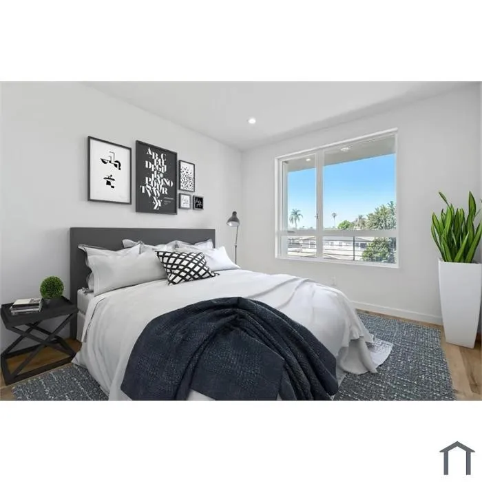 222 Manhattan Los Angeles, CA 90004