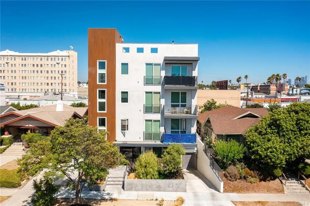 222 Manhattan Los Angeles, CA 90004