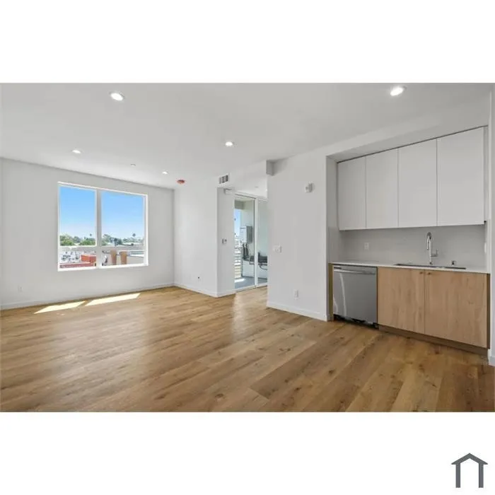 222 Manhattan Los Angeles, CA 90004