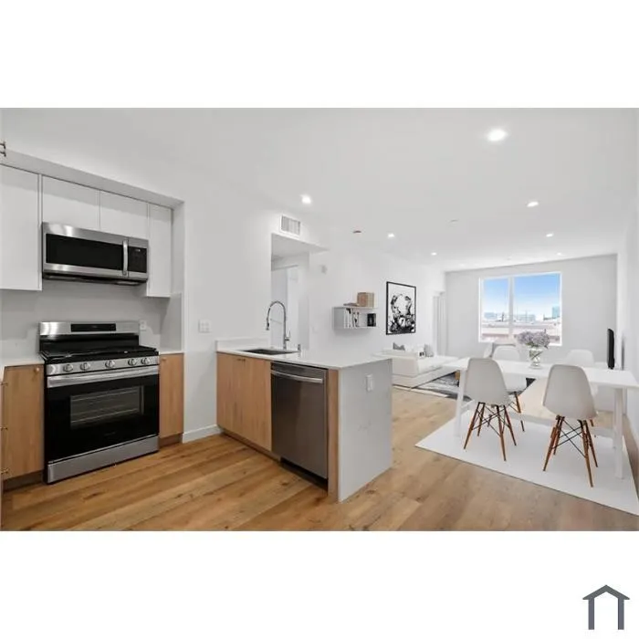 222 Manhattan Los Angeles, CA 90004
