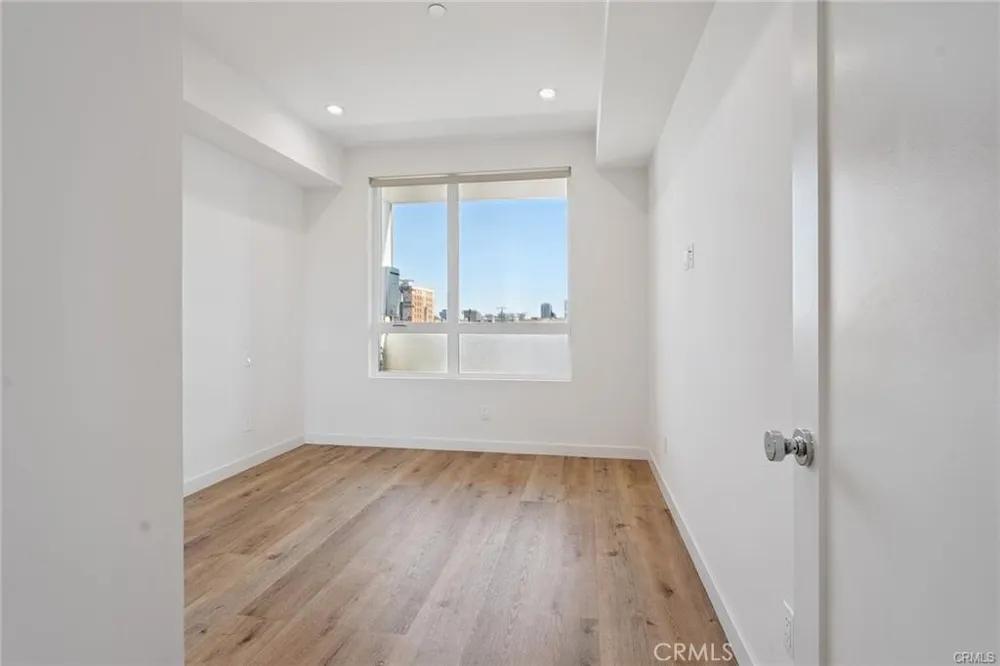 222 Manhattan Los Angeles, CA 90004