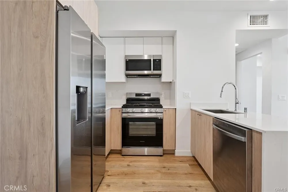 222 Manhattan Los Angeles, CA 90004