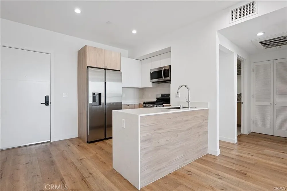 222 Manhattan Los Angeles, CA 90004