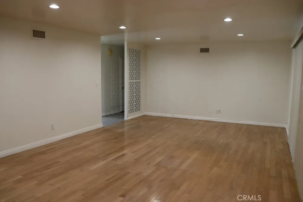 18616 Lassen Street Northridge, CA 91324