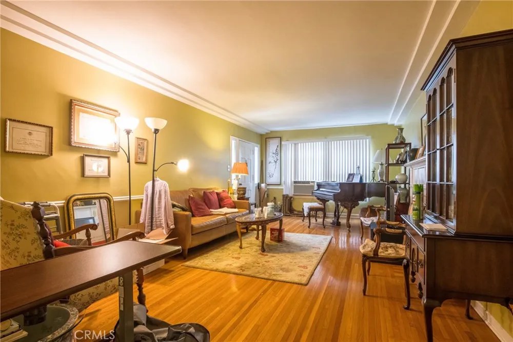 913 S Wilton Place Los Angeles, CA 90019