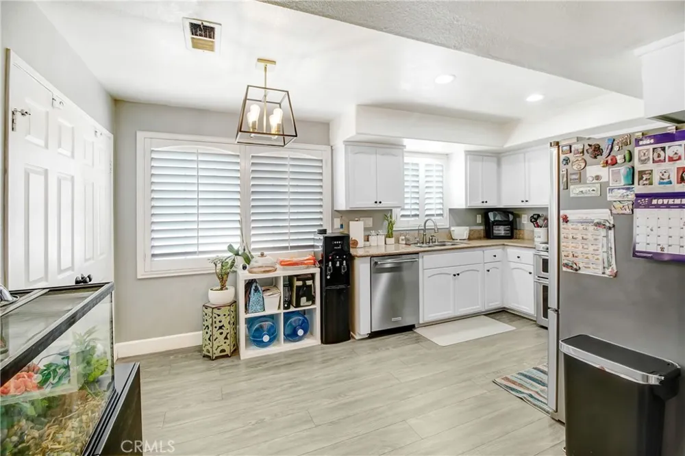 16800 saticoy #4 Lake Balboa, CA 91406