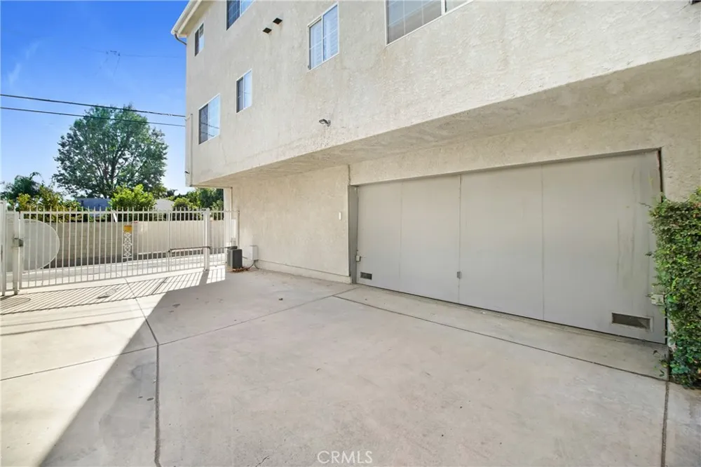 16800 saticoy #4 Lake Balboa, CA 91406