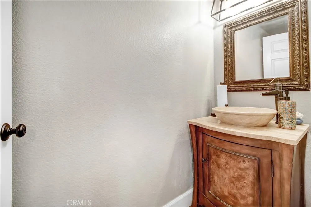 16800 saticoy #4 Lake Balboa, CA 91406