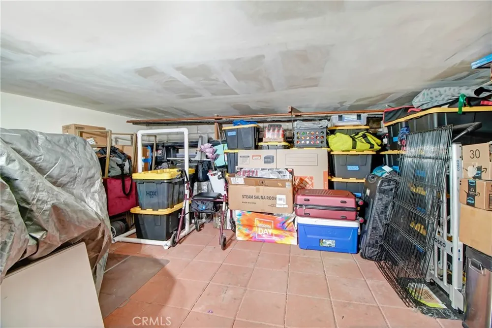 16800 saticoy #4 Lake Balboa, CA 91406