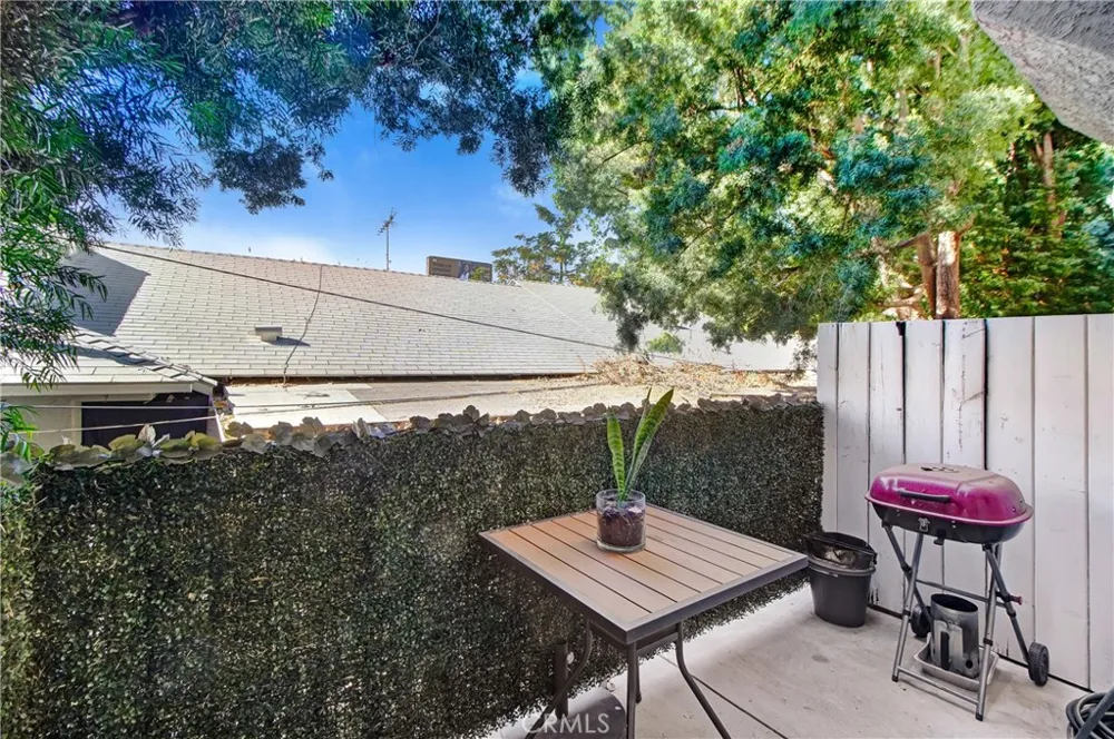16800 saticoy #4 Lake Balboa, CA 91406