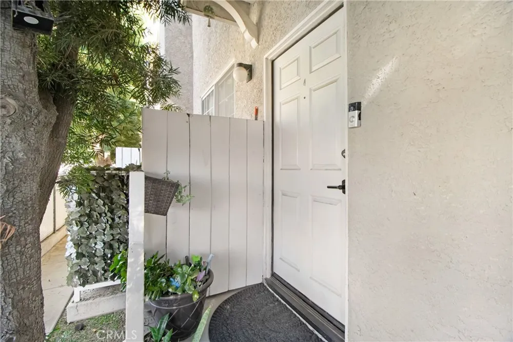 16800 saticoy #4 Lake Balboa, CA 91406