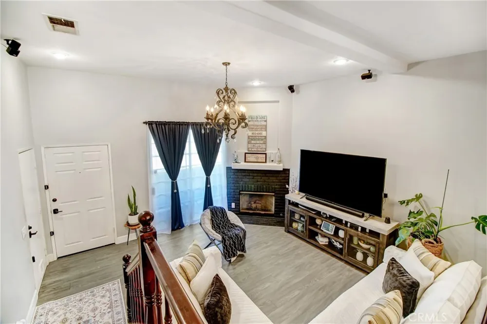 16800 saticoy #4 Lake Balboa, CA 91406