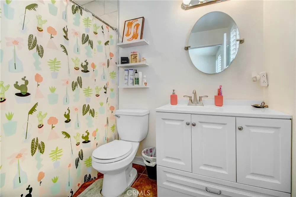 16800 saticoy #4 Lake Balboa, CA 91406
