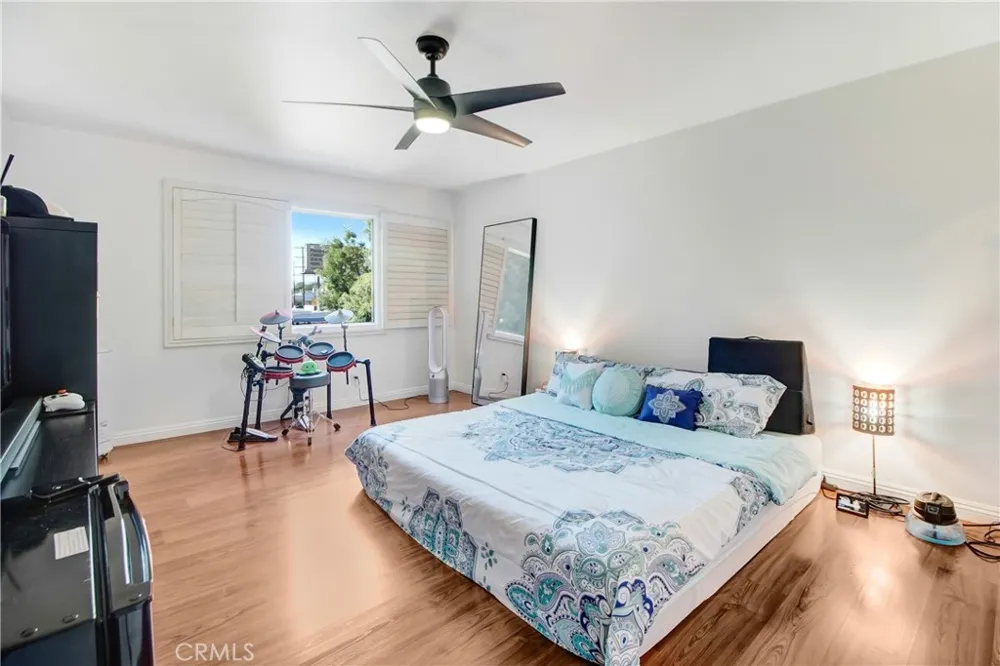 16800 saticoy #4 Lake Balboa, CA 91406