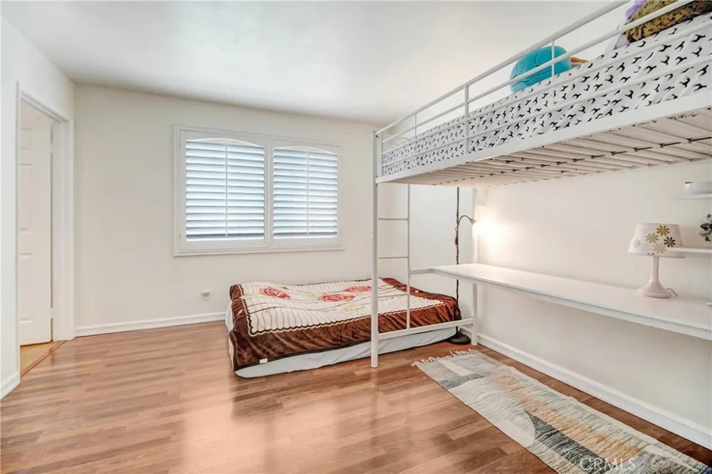 16800 saticoy #4 Lake Balboa, CA 91406