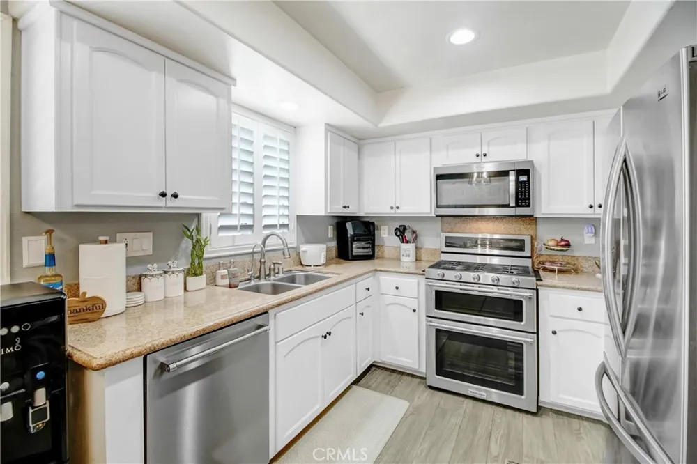 16800 saticoy #4 Lake Balboa, CA 91406