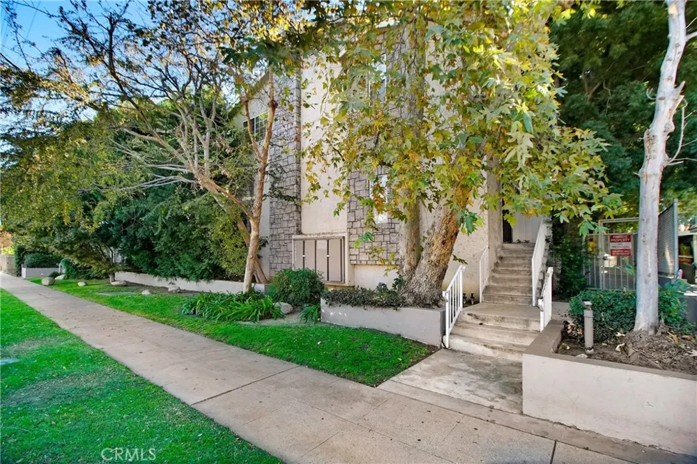 16800 saticoy #4 Lake Balboa, CA 91406