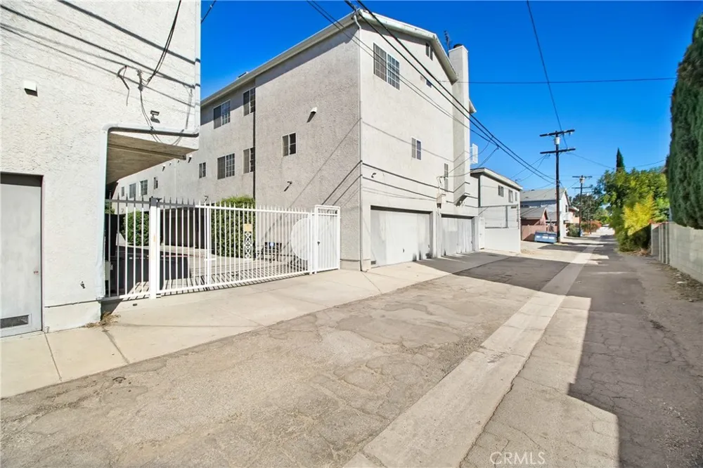 16800 saticoy #4 Lake Balboa, CA 91406