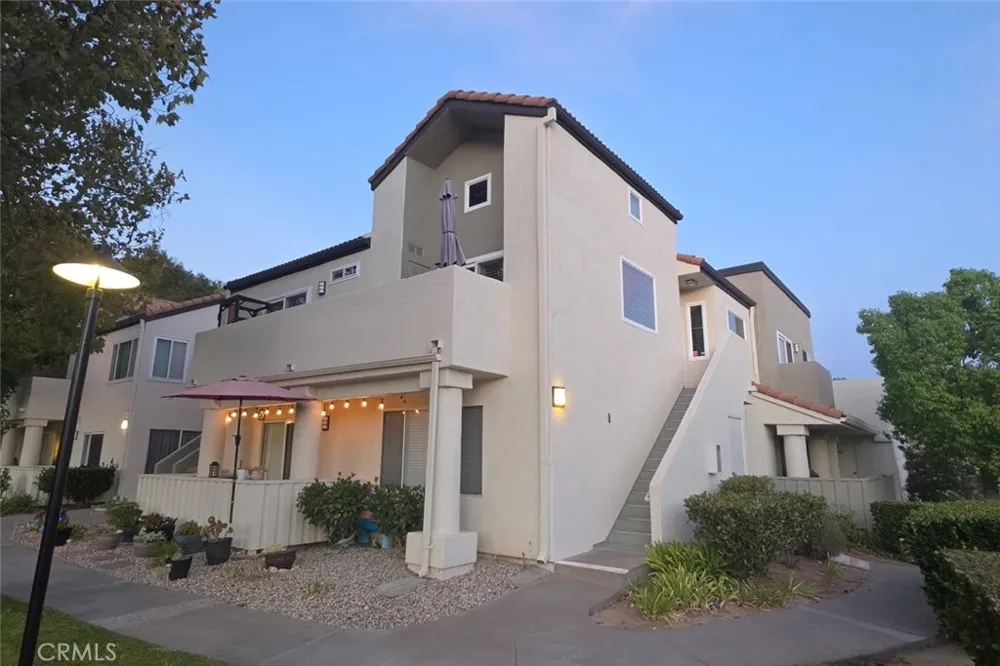 21227 Trumpet Drive #202 Newhall, CA 91321